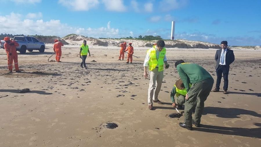 Ricardo Salles vistoria mancha de óleo em praia de Sergipe